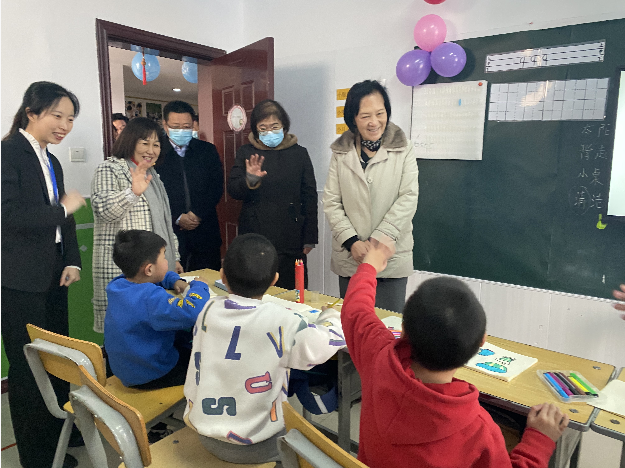 图为康复机构调研